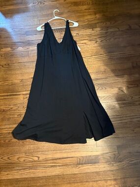 Ava & Viv Black V-Neck Flowy Maxi Dress